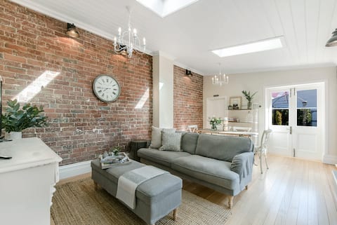 Successful Airbnb property: WOW! Beautiful terrace HobartCBD, private parking. in Hobart