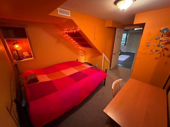 4. spavaća soba s bračnim krevetom.