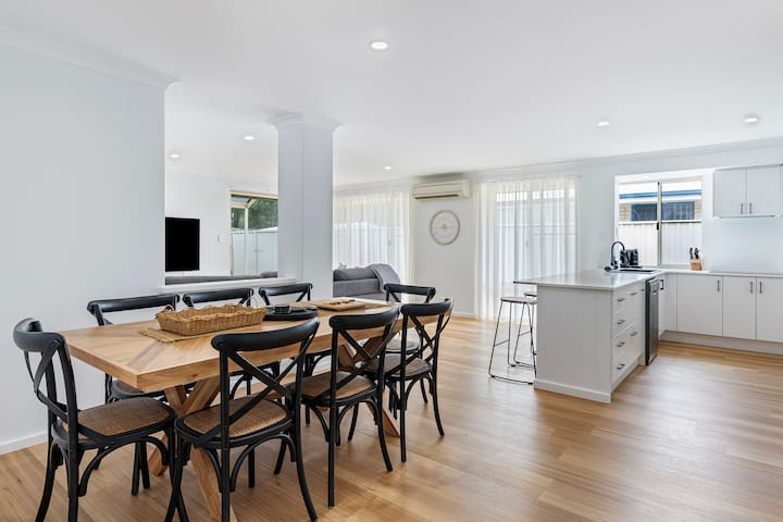 Stylish 5-Bedroom Home Geographe