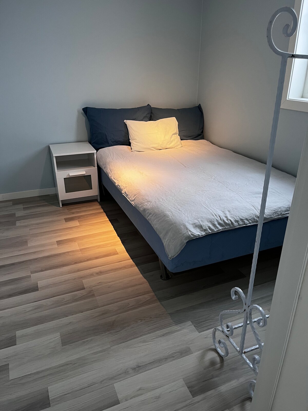 רוחב המיטה הוא 120 ס"מ. 