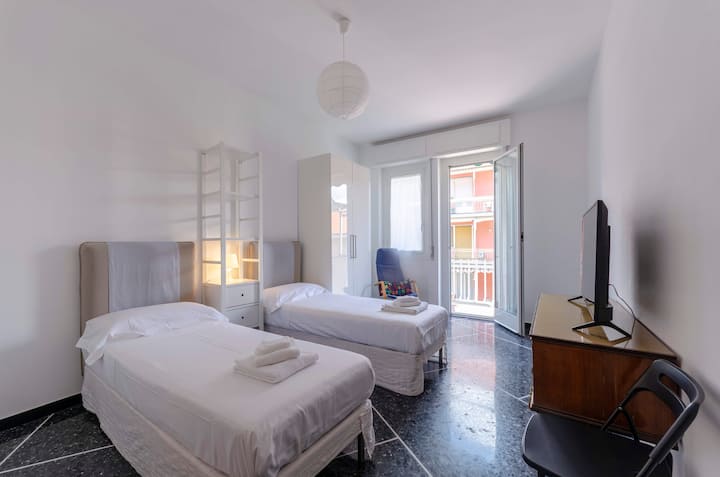 带阳台的房间：
2张单人床或1张双人床！
添加了一张折叠单人床，更适合儿童！ 
请参阅照片 白色水泥可伸缩床，节省空间，可折叠， 