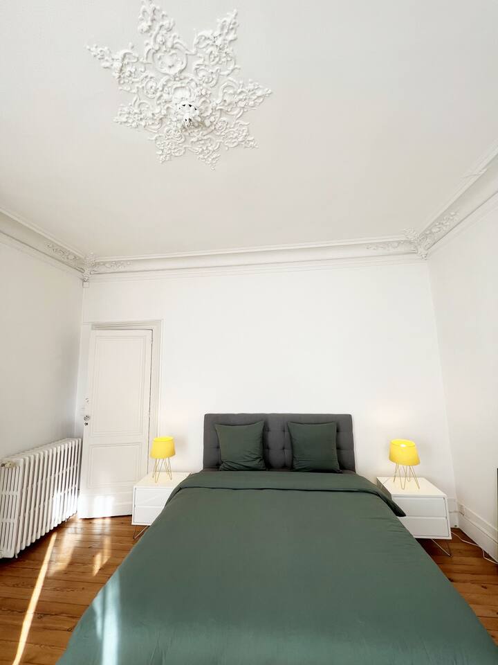 غرفة نوم ثانية بمساحة حوالي 21 مترًا مربعًا مع سرير بمقاس كبير (180 × 200 سرير) وأريكة صغيرة/غرفة ثانية (226 قدم مربع) مع سرير بمقاس كبير مع أريكة صغيرة
