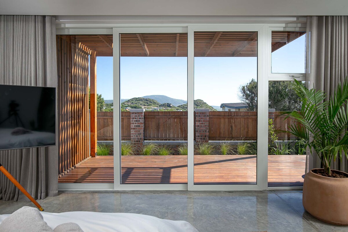 إطلالة من غرفة النوم الرئيسية