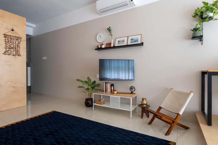 32-inch tv (met schommelarm om te kijken en te ontspannen op het bed) met chromecast ingebouwd om al je favoriete apps te streamen.