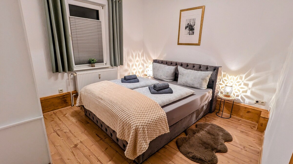 Ჩვენს მყუდრო საძინებელში დგას საწოლი, რომლის ზომაა 160 × 200. Აქვე შეგიძლიათ იპოვოთ გარდერობი,  დამატებითი ბალიშები და ჩემოდნებისთვის განკუთვნილი სივრცე.