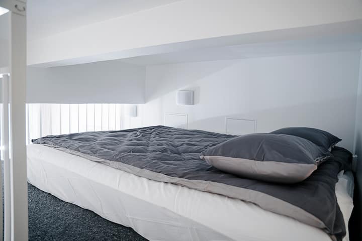 Ორადგილიანი საწოლი ლოფტზე.