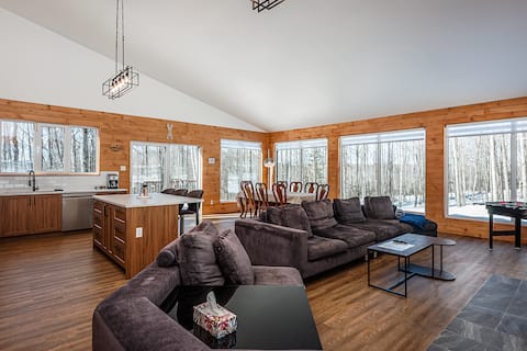 Top Airbnb: Viktoriya Luxury Cottage with Hot Tub in Amherst
