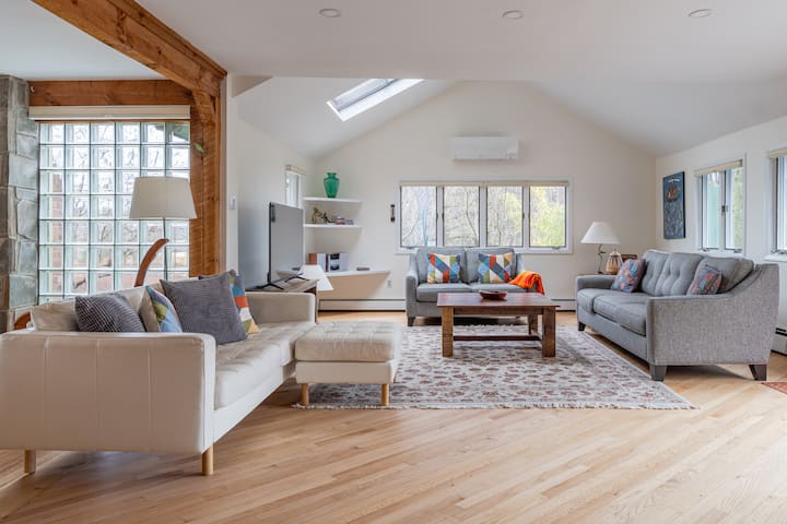 The Ridge House: Hot Tub, Fireplace, Wifi, Deck - Tivoli, NY