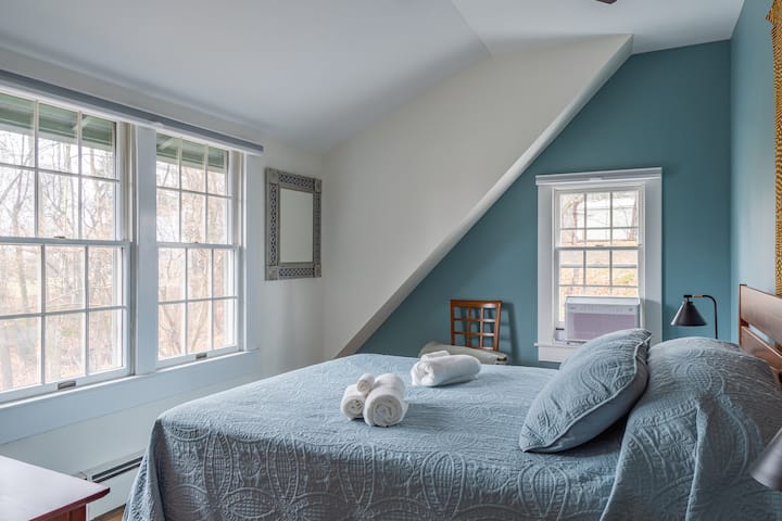 Charmante chambre : sanctuaire ensoleillé avec une décoration élégante et une vue tranquille : votre retraite vous attend