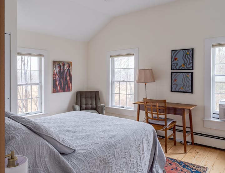 Charmante chambre : lumineuse et accueillante avec une décoration artistique, parfaite pour la détente et l'inspiration !