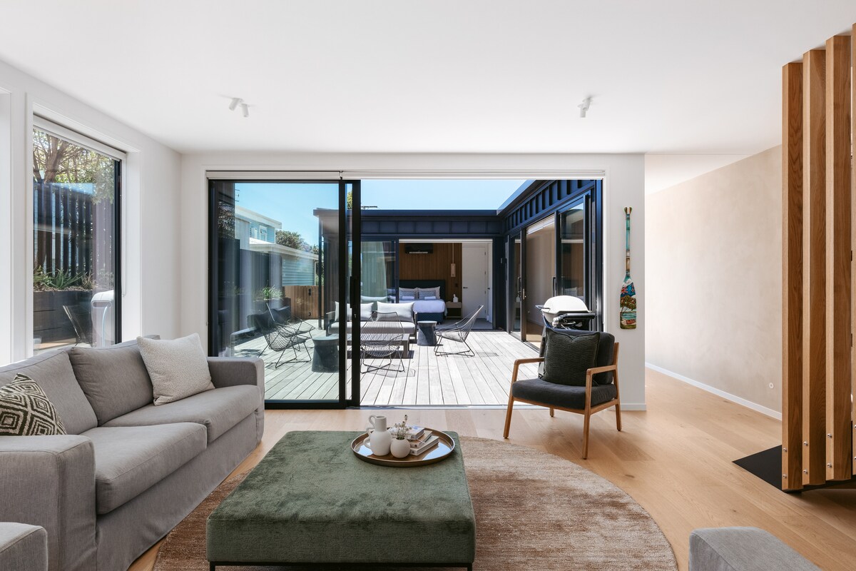 Top Airbnb: Black Beach House ~ Mount Maunganui in Tauranga City