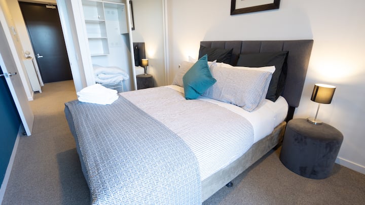 Двойно легло, гардероб, качествено спално бельо в хотела.