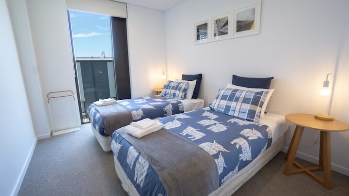 Две единични легла. Хотелско качествено спално бельо.