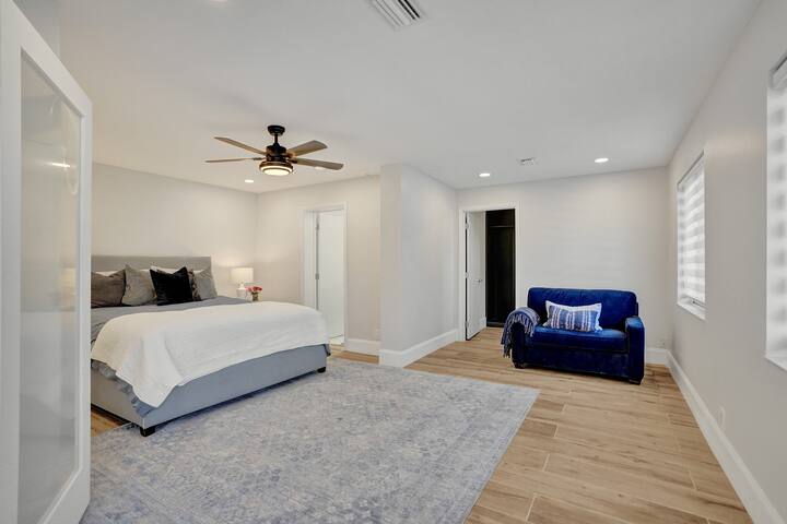 Chic Waterfront Retreat gallery image 3