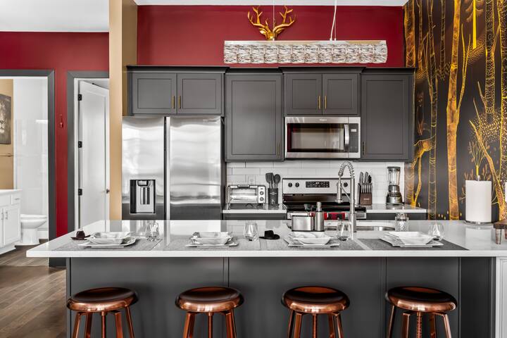 Luxe Home | Rooftop Views | Game Room | Mins to DT gallery image 3