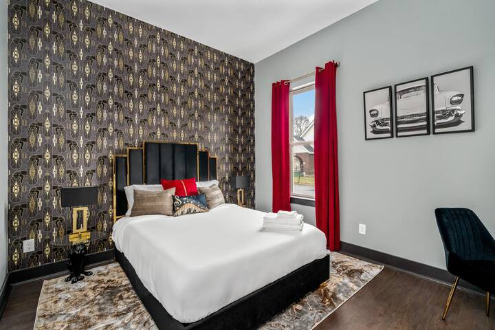 Luxe Home | Rooftop Views | Game Room | Mins to DT gallery image 5