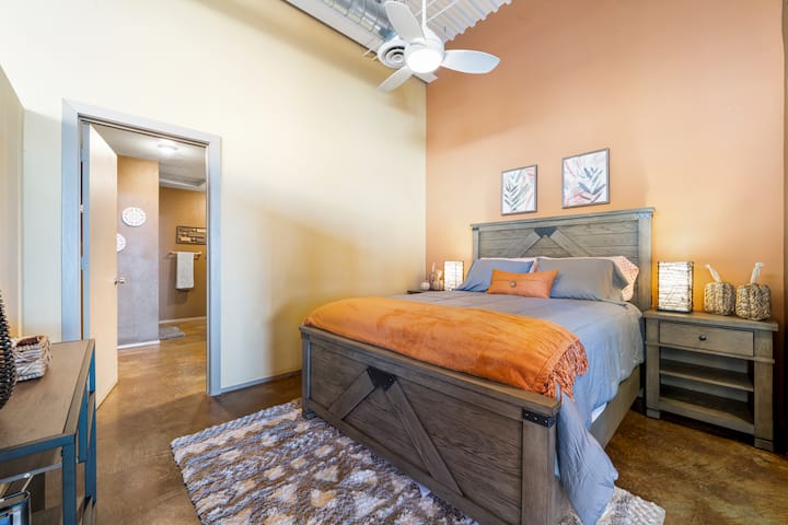 استرخ بأناقة في غرفة النوم المريحة هذه ذات الحجم الكبير. تم تصميمه بعناية مع إضاءة بجانب السرير ومروحة سقف وفراش ناعم لضمان نوم هادئ ليلاً.