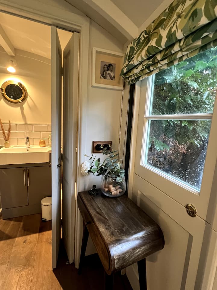 Quirky Top Spec Shepherd’s Hut In Central Location - Guildford