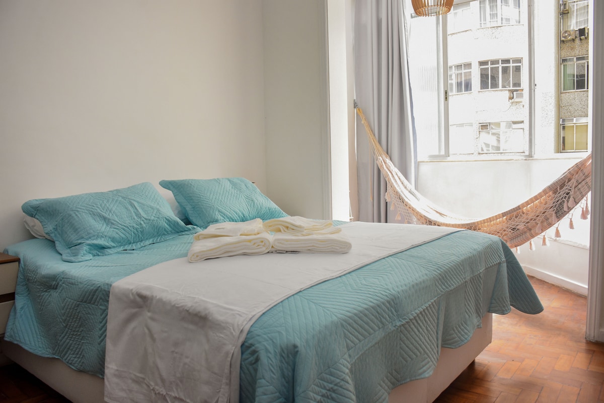 Manželská posteľ, nočný stolík a tienidlo na každej strane.