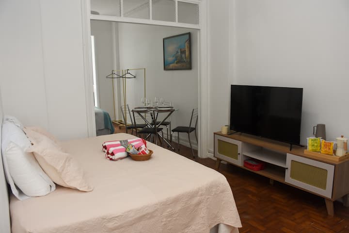 双人床配有4个枕头， SmarTV 55英寸，带流（ Globoplay、HBO Max和Prime Video -您还可以连接Netflix、Disney +、Spotify、Crunchyroll等）。提供2条Buddemeyer沙滩毛巾。