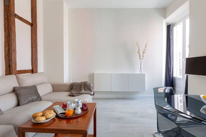 Plaza Mayor Deluxe- 2 bathrooms! gallery image 2