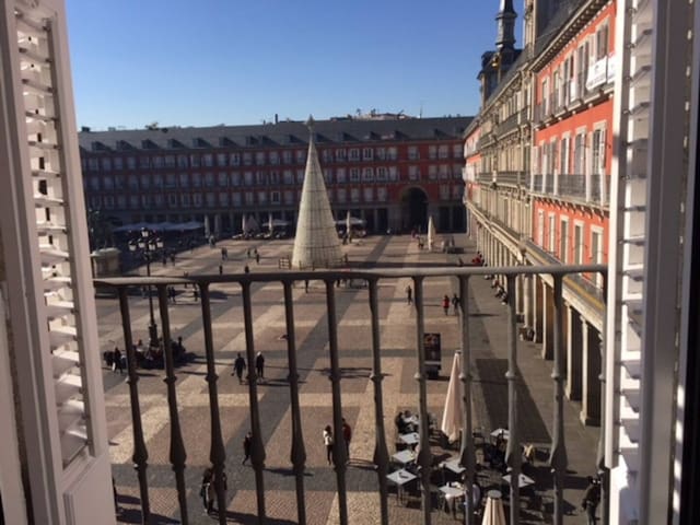 Plaza Mayor Deluxe- 2 bathrooms! gallery image 3