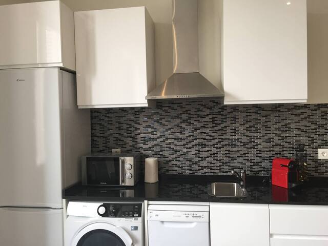 Plaza Mayor Deluxe- 2 bathrooms! gallery image 5