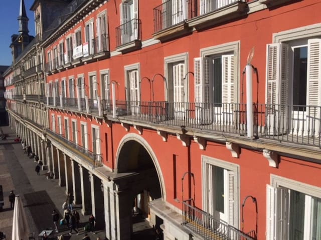 Plaza Mayor Deluxe- 2 bathrooms! gallery image 4