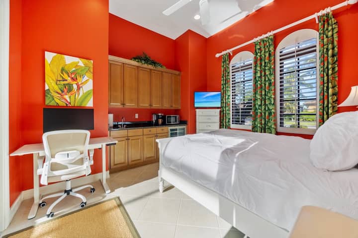 小屋配备标准双人床、可调高度的书桌、可调高度的椅子、戴尔显示器、套房卫生间、电视、微波炉、冰箱、Keurig、茶壶、步入式淋浴间和步入式衣柜。