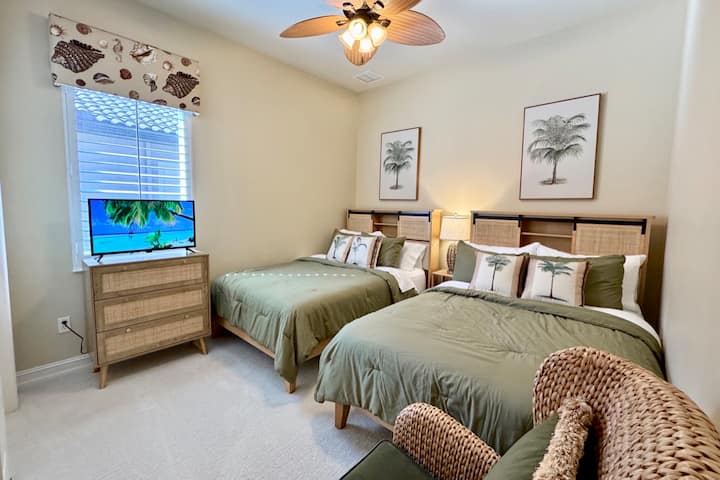 套房卧室，两张带内置充电器的全功能书柜床，吊扇，电视，椅子，隐私，远离主卧