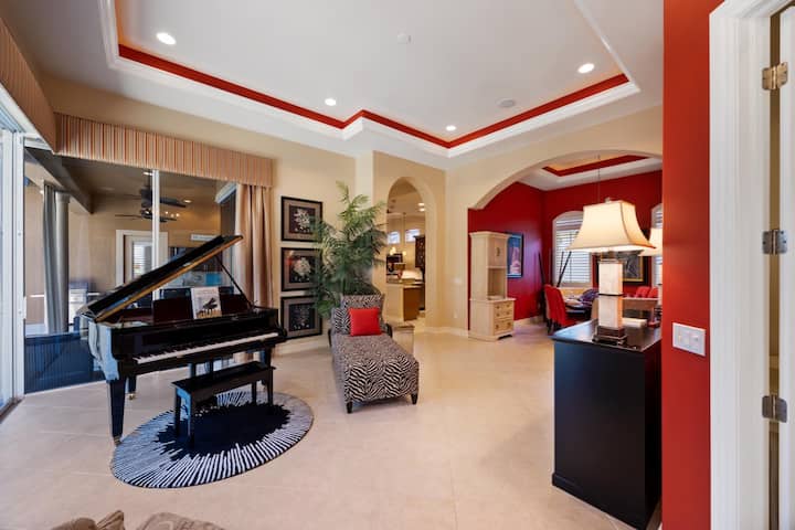 正式客房美丽的三角钢琴，还提供CD播放器钢琴！ 