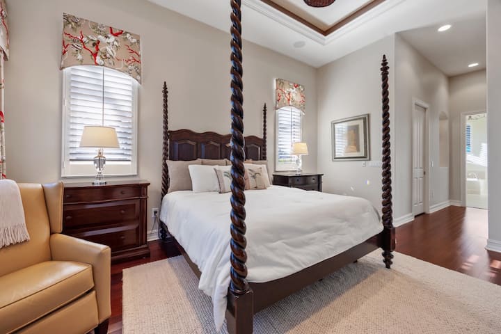 高尔夫球场前主卧室，直通泳池，配套浴室。