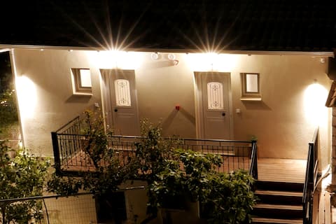 FoxTale 2 boutique studios, garden & sea view!