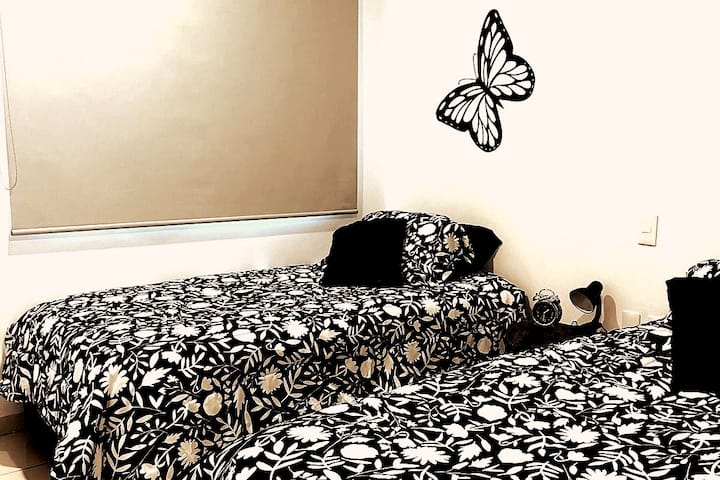 La recámara secundaria cuenta con dos camas individuales, un amplio clóset y excelente iluminación natural. 