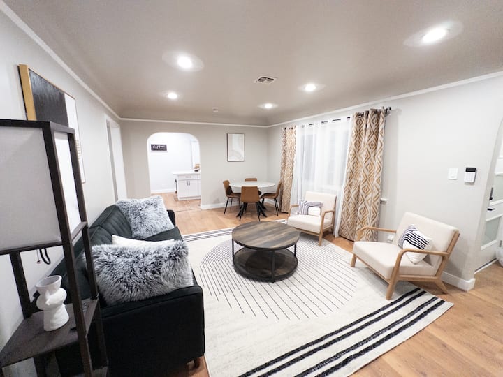 Cozy And Stylish Retreat In The Heart Of The City - Inglewood, CA