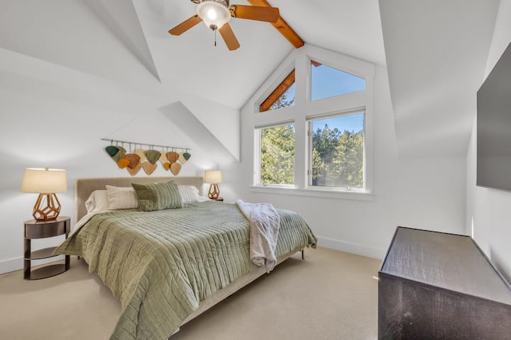 მეორე სართულის 3-დან 1 საძინებელი კალიფორნიის დიდი საწოლით, სმარტ-ტელევიზორით, კონდიციონერით და შესანიშნავი ხედით