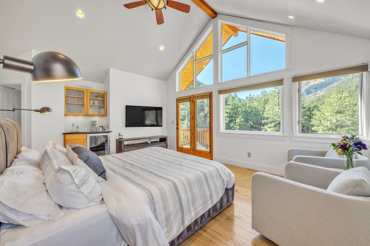 ძირითადი საძინებელი სააბაზანოთი, სველი ბარითა და ცალკე ტერასით