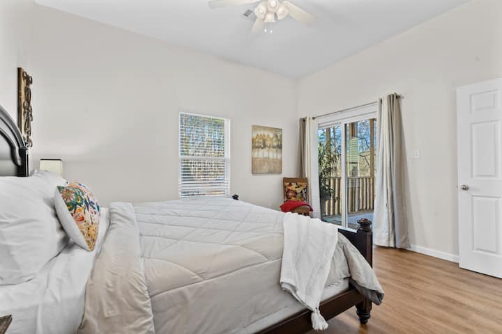 O quarto principal inclui uma cama king size e um grande closet com porta-malas. As portas de tela levam a uma tela externa na varanda.