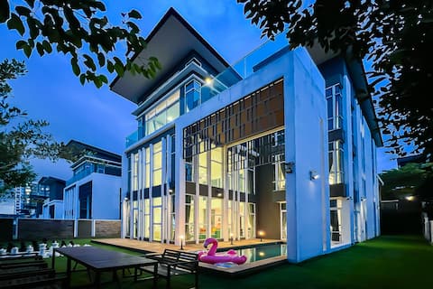 Kemensah Villa 8 Bedrooms 25 Pax