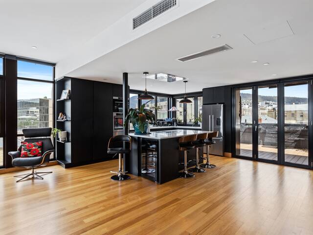 Luxury Waterfront Penthouse gallery image 5