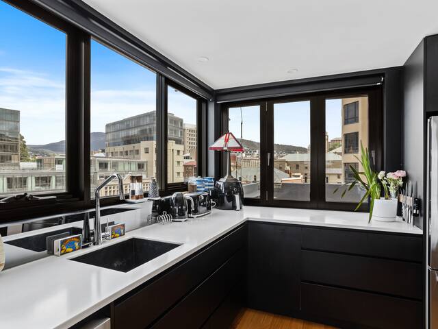 Luxury Waterfront Penthouse gallery image 4