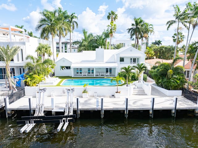 Las Olas Waterfront Hideaway Retreat