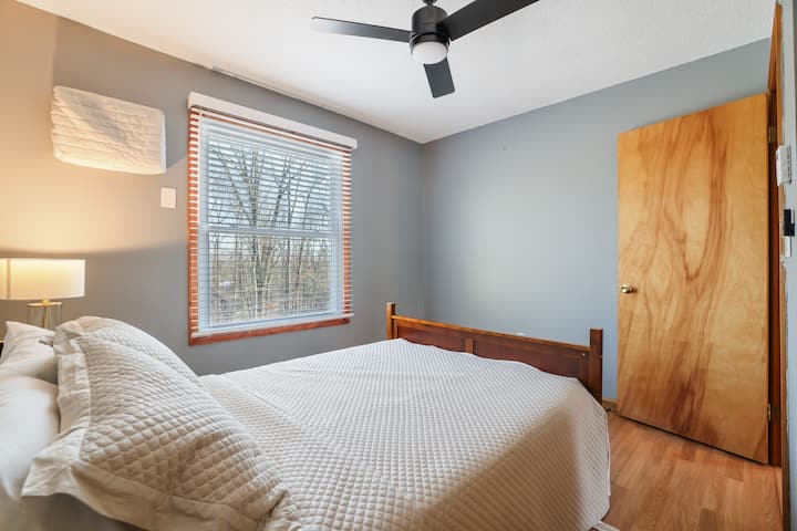 卧室1 ：带脚轮的全尺寸床。 