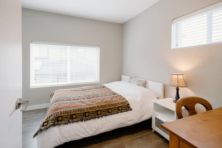 Kits Beach Escape – Cosy Home w/ Free Parking gallery image 3