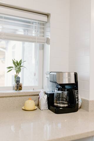 Kits Beach Escape – Cosy Home w/ Free Parking gallery image 4