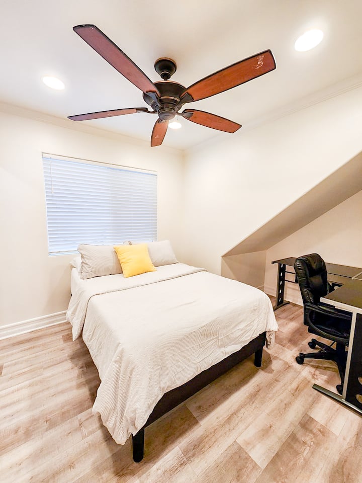 غرفة مكتب بسرير كامل الحجم