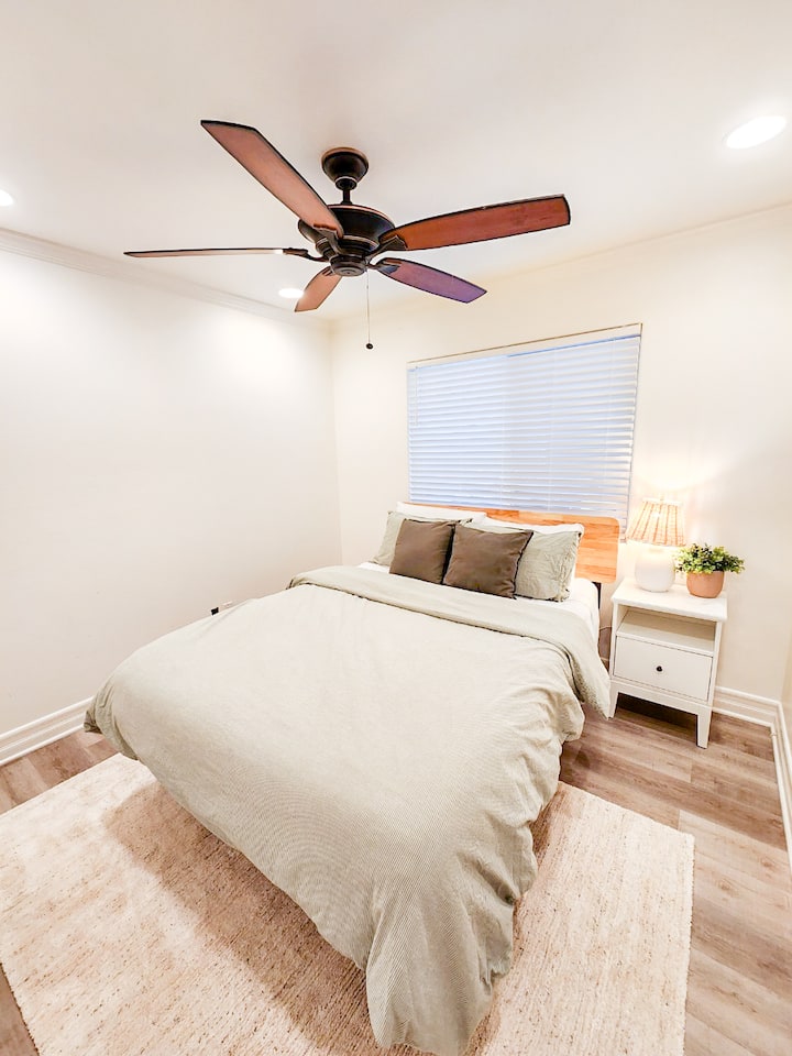 غرفة نوم ثالثة مريحة ودافئة بسرير كامل الحجم