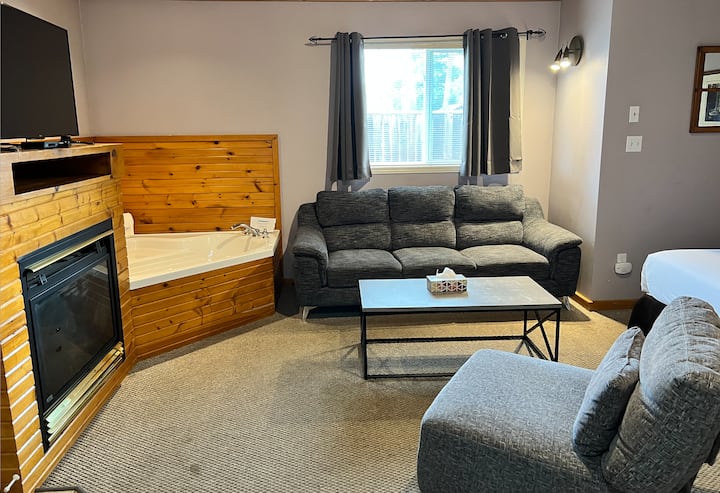 Jacuzzi Cottage/3 Min Walk To Beach - Wasaga Beach