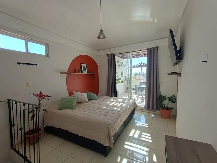 Tuna vitanda 2, kimoja cha watu wawili na kimoja cha ukubwa wa KIng pamoja na kitanda kikubwa cha sofa. 