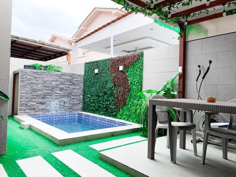 Villa with a Private Pool, a BBQ, and 3 Bedrooms with 5 Beds